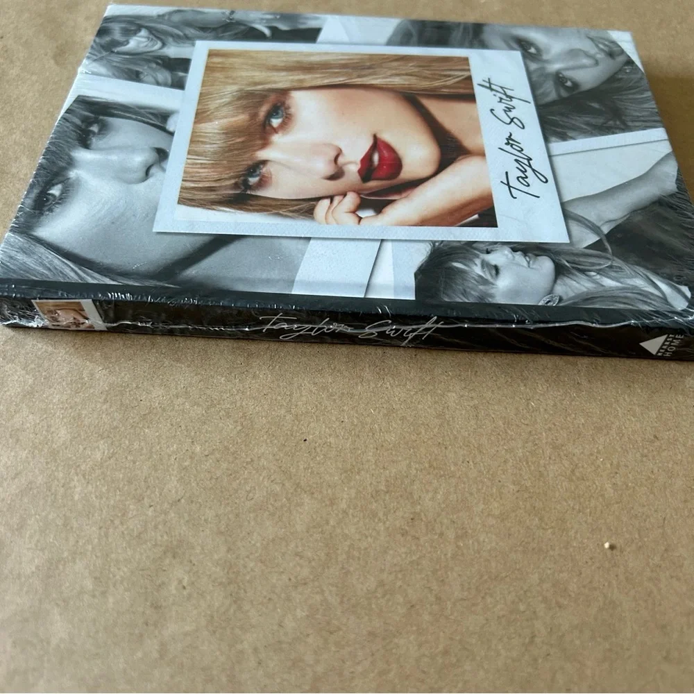 Taylor Swift Collectible Hardcover Book Taylor Swift Spotlight On A Legend Book - Picture 3 of 12